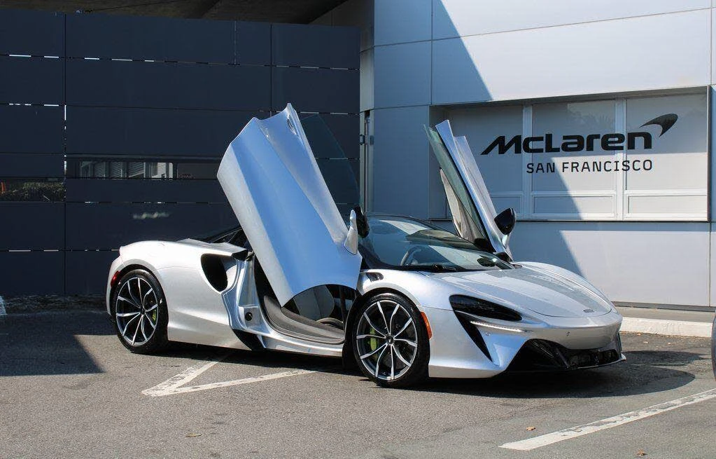 2026 McLaren Artura - Image 15 of 31
