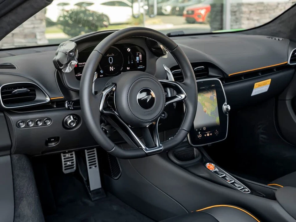 2026 McLaren Artura - Image 19 of 31