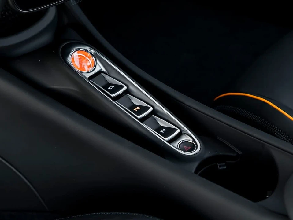 2026 McLaren Artura - Image 22 of 31