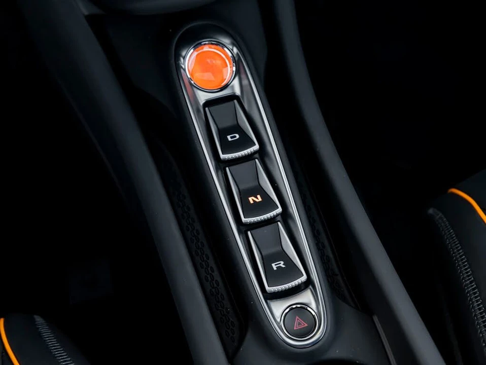 2026 McLaren Artura - Image 23 of 31