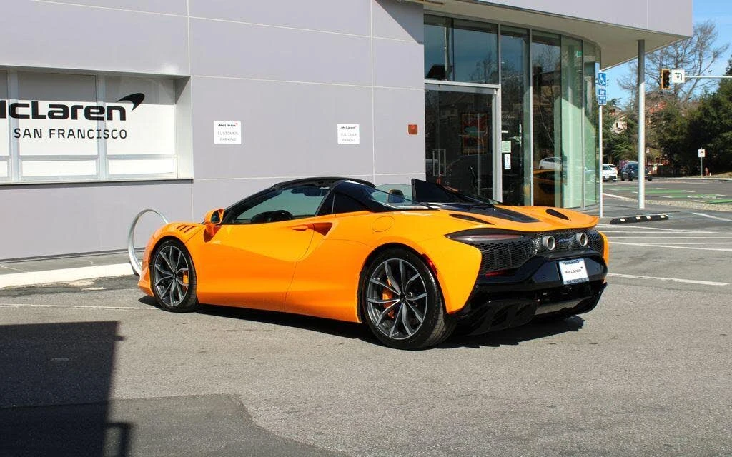 2026 McLaren Artura - Image 24 of 31