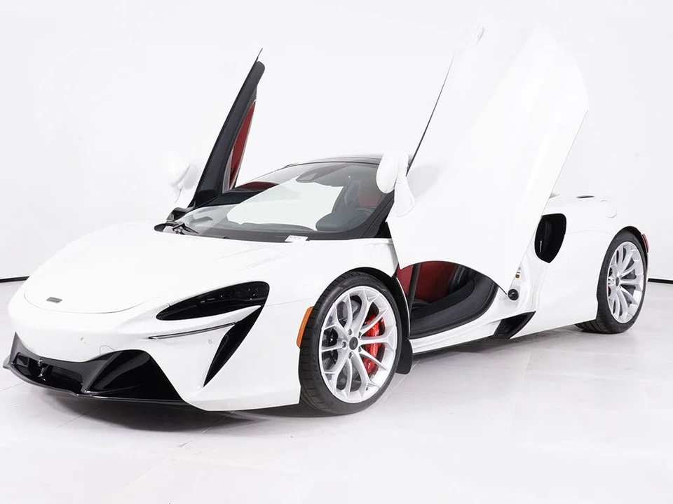 2026 McLaren Artura - Image 21 of 29