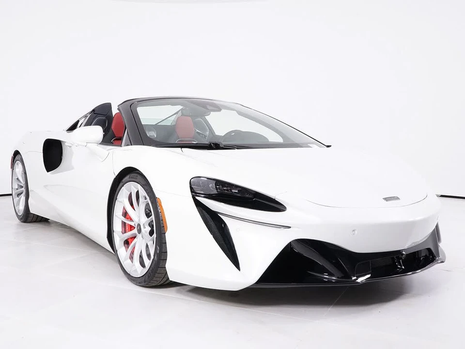 2026 McLaren Artura - Image 18 of 29