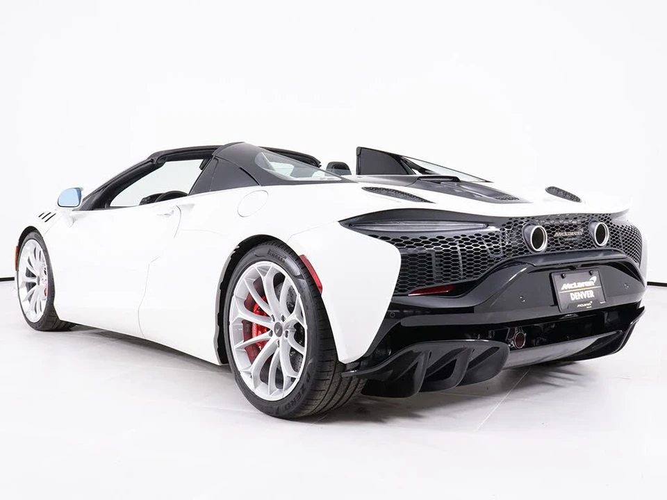2026 McLaren Artura - Image 19 of 29