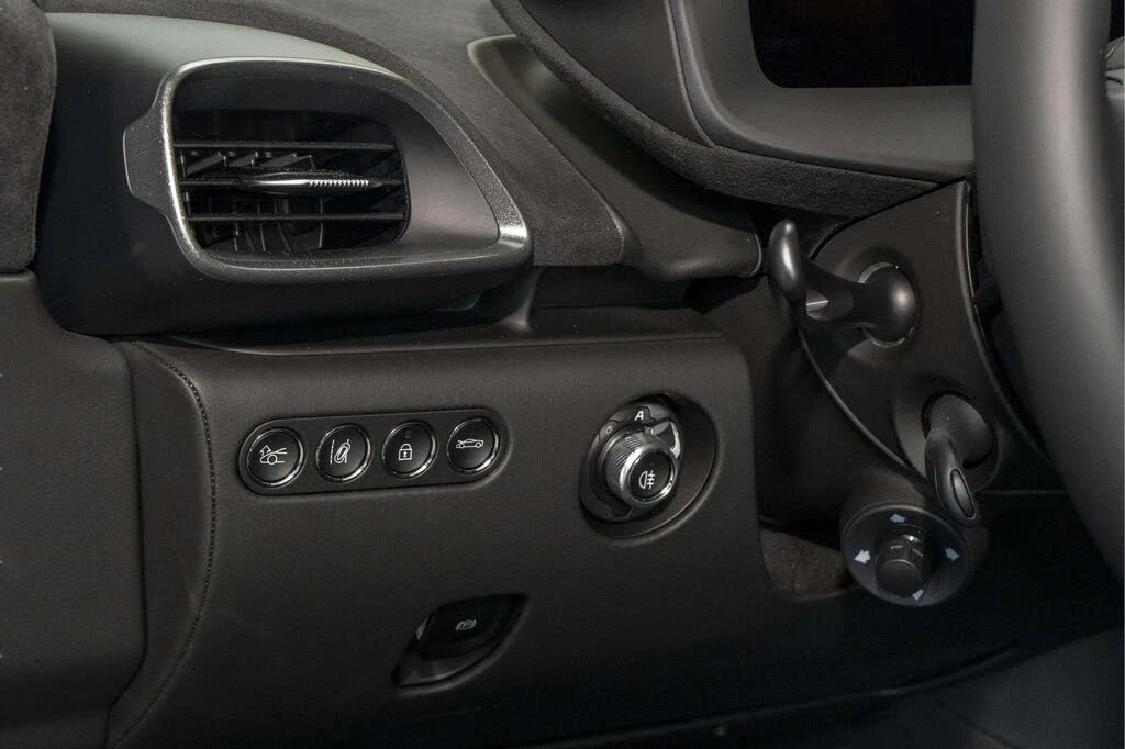 2026 McLaren Artura - Image 25 of 31
