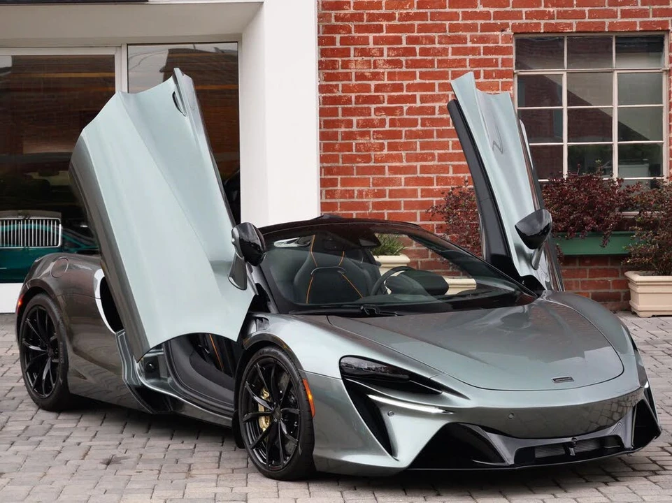 2026 McLaren Artura - Image 14 of 25
