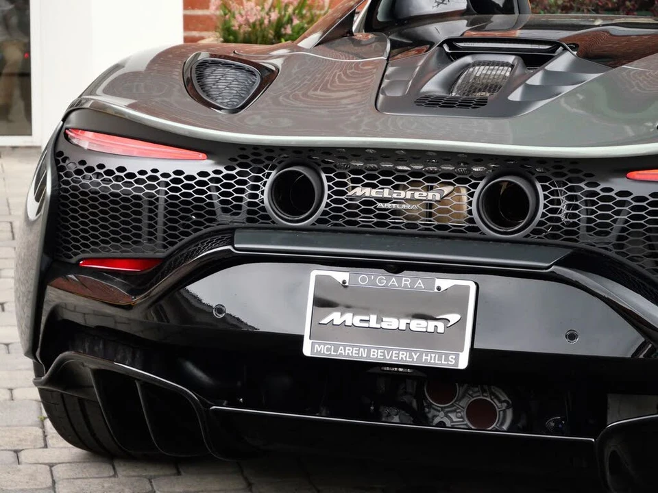 2026 McLaren Artura - Image 18 of 25