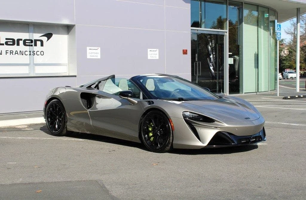 2026 McLaren Artura - Image 13 of 31