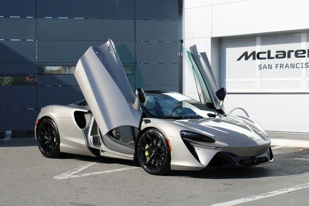 2026 McLaren Artura - Image 16 of 31