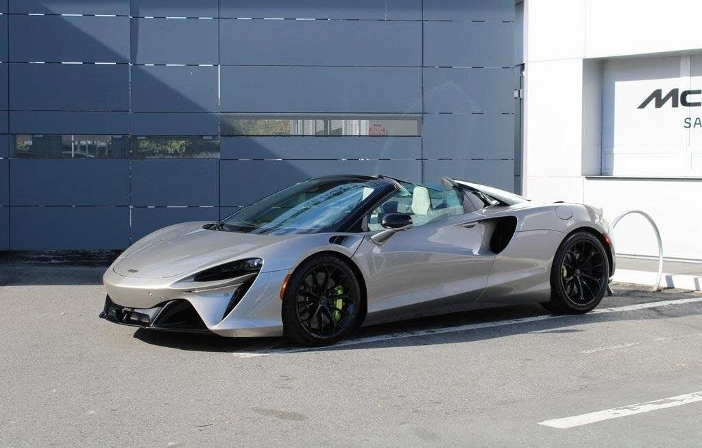 2026 McLaren Artura - Image 11 of 31