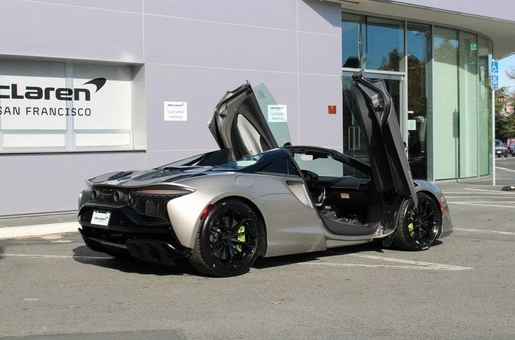 2026 McLaren Artura - Image 18 of 31