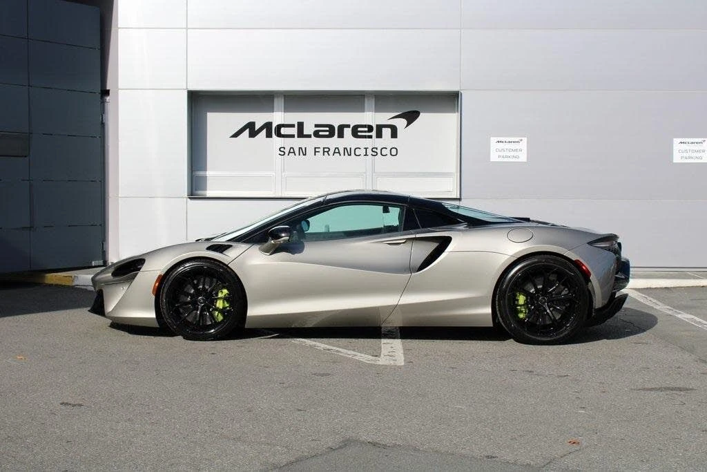2026 McLaren Artura - Image 19 of 31