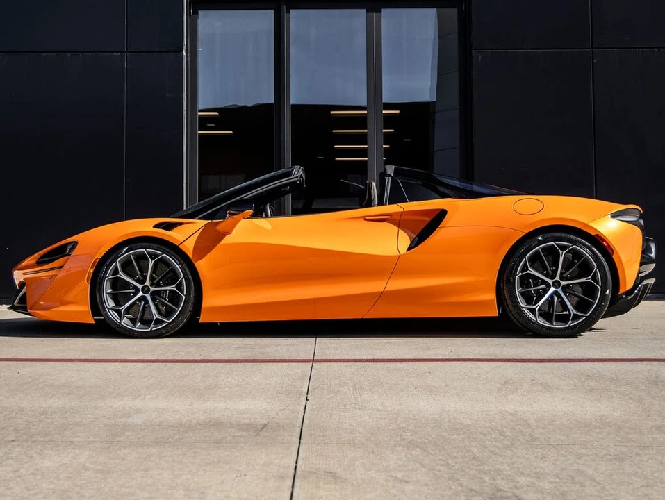 2026 McLaren Artura - Image 10 of 31