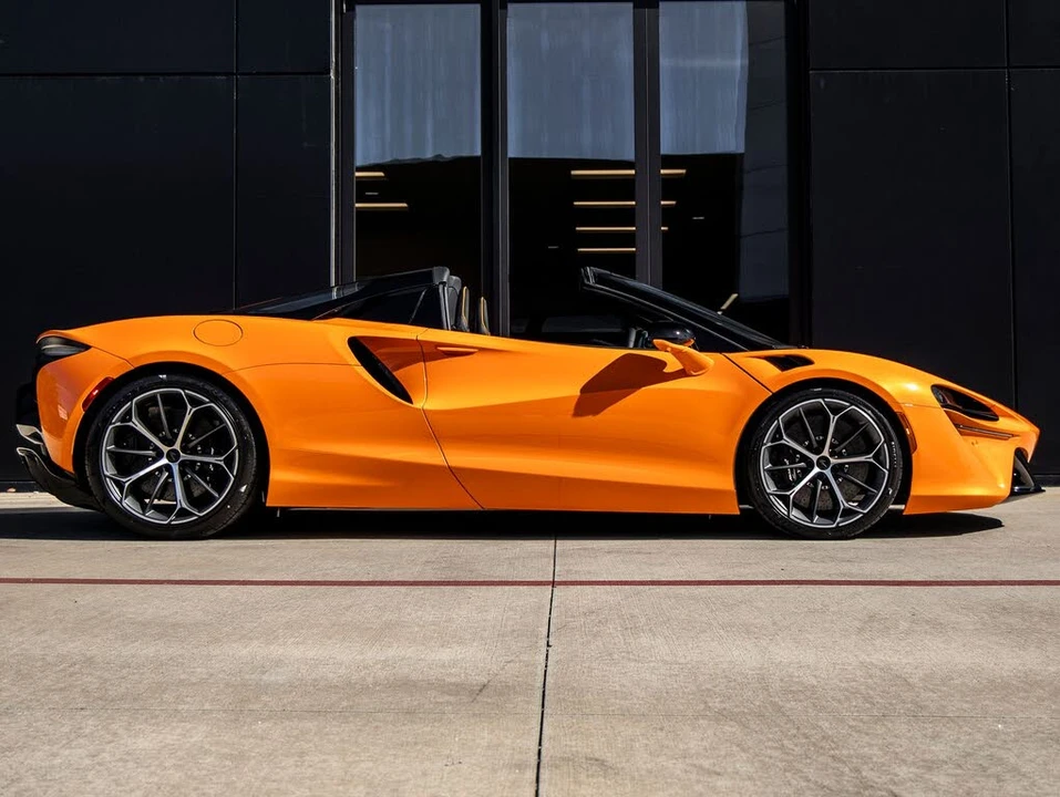 2026 McLaren Artura - Image 11 of 31