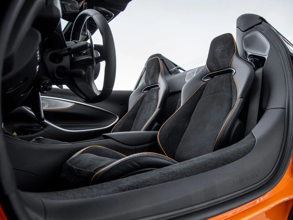 2026 McLaren Artura - Image 25 of 31