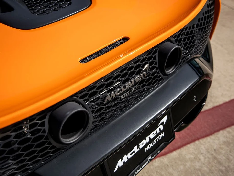 2026 McLaren Artura - Image 14 of 31