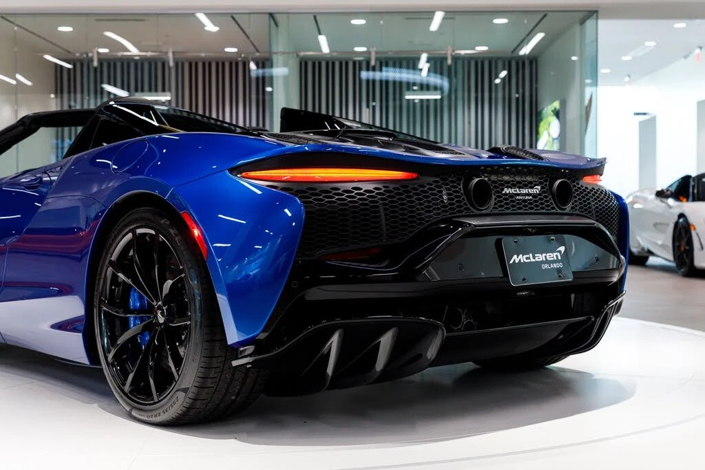 2026 McLaren Artura - Image 29 of 31