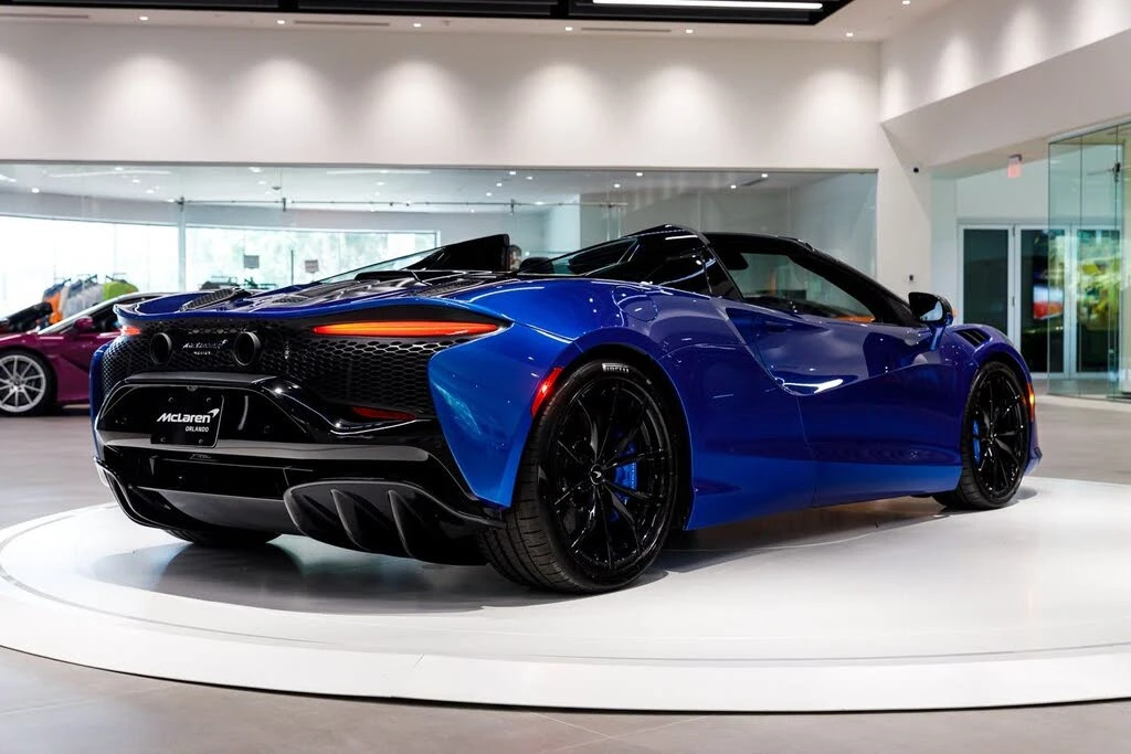 2026 McLaren Artura - Image 15 of 31