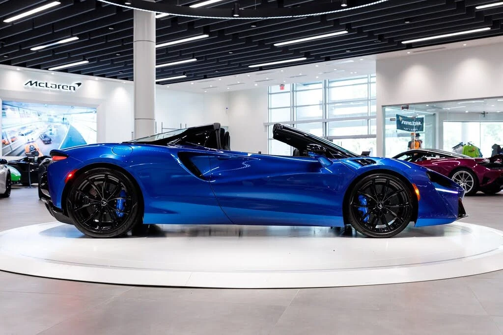 2026 McLaren Artura - Image 16 of 31