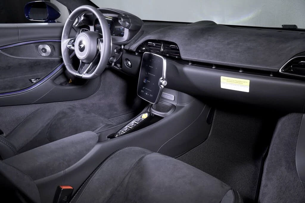 2026 McLaren Artura - Image 21 of 31