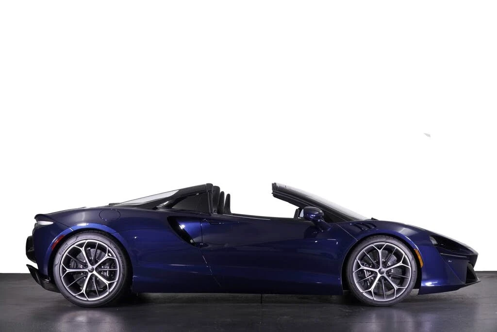 2026 McLaren Artura - Image 17 of 31