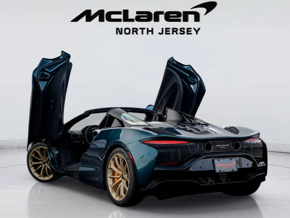 2026 McLaren Artura - Image 17 of 31