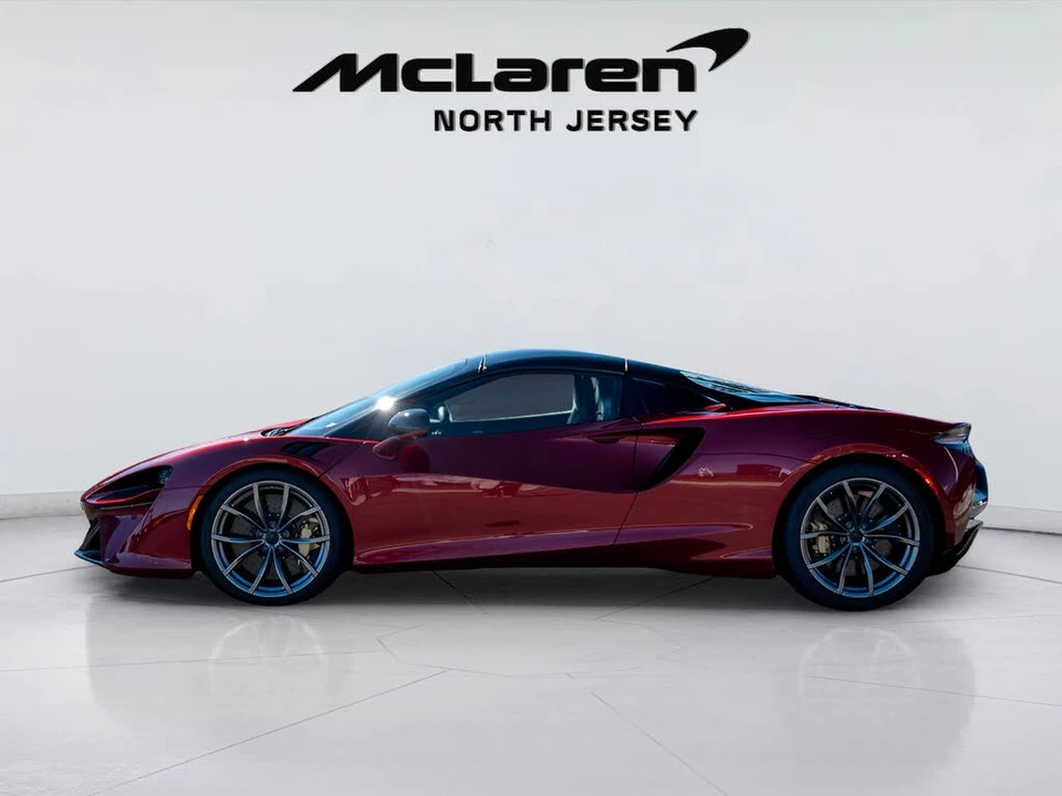 2026 McLaren Artura - Image 17 of 31