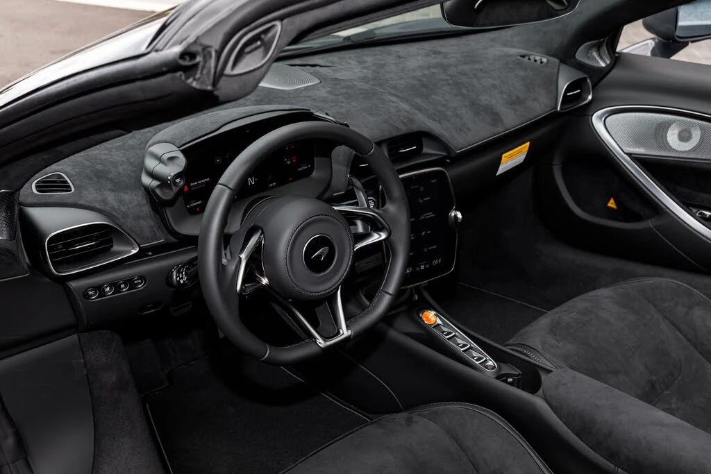 2026 McLaren Artura - Image 19 of 27