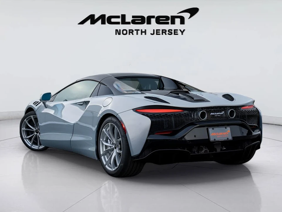 2026 McLaren Artura - Image 17 of 31