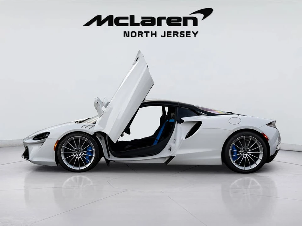2026 McLaren Artura - Image 18 of 31