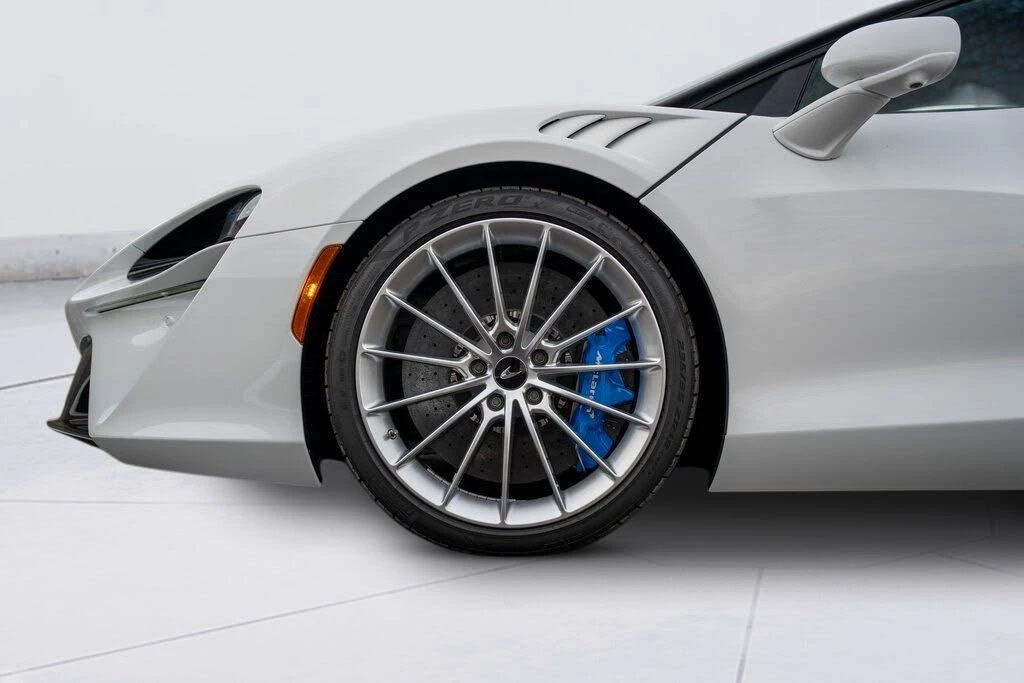 2026 McLaren Artura - Image 21 of 31