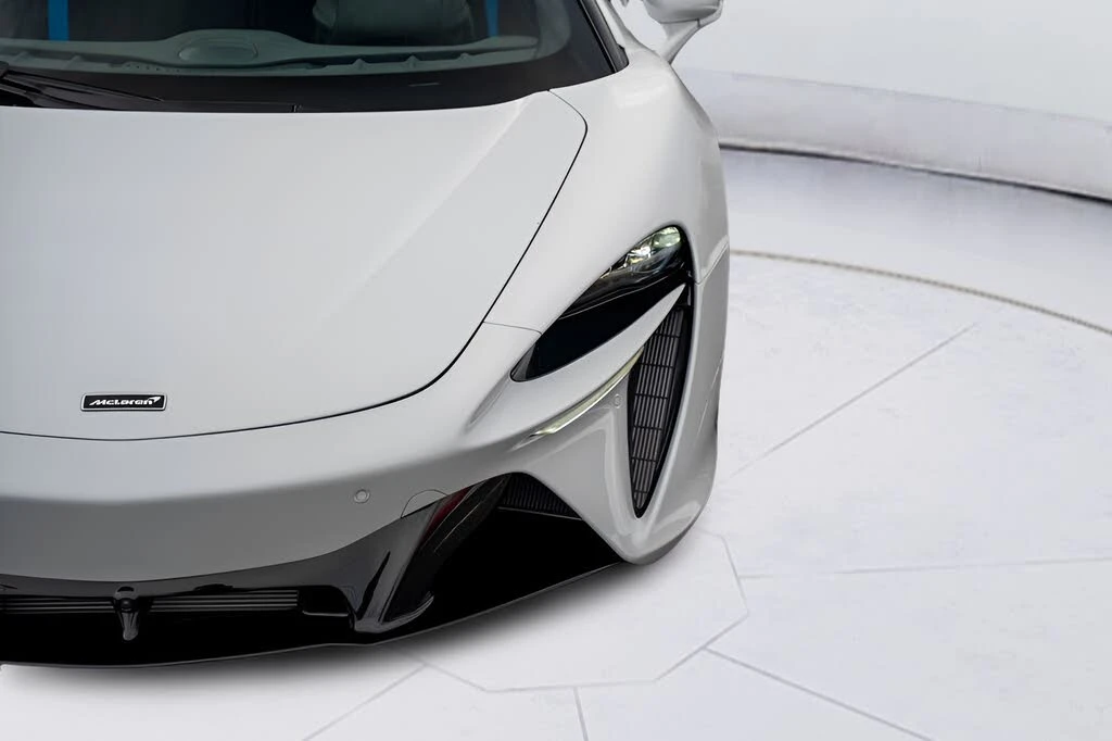 2026 McLaren Artura - Image 28 of 31