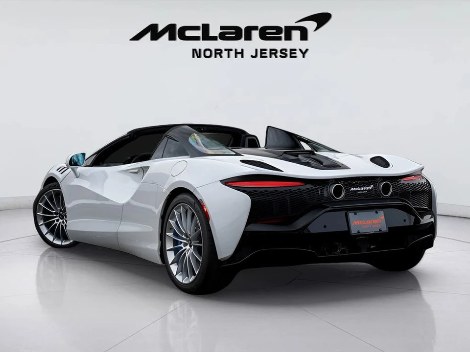 2026 McLaren Artura - Image 14 of 31