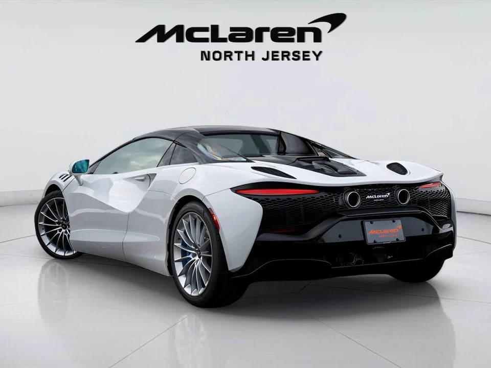 2026 McLaren Artura - Image 16 of 31