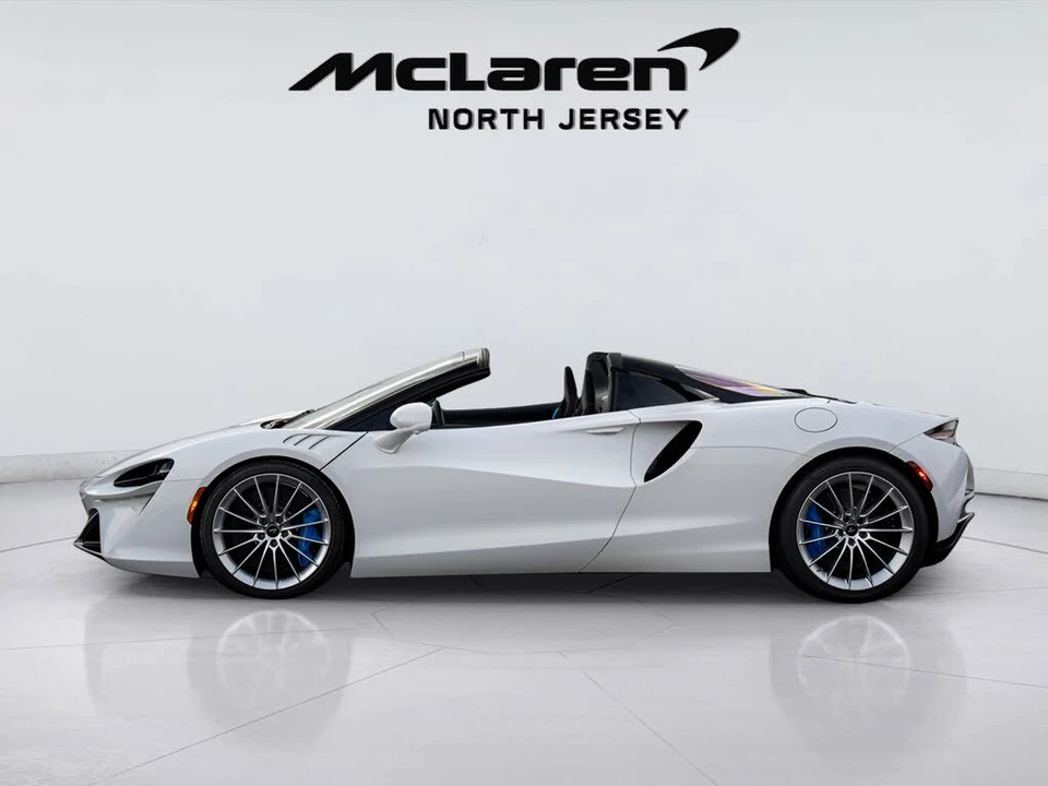 2026 McLaren Artura - Image 19 of 31