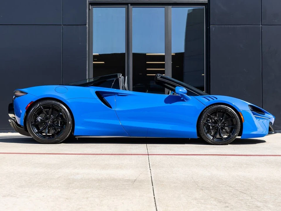 2026 McLaren Artura - Image 12 of 31
