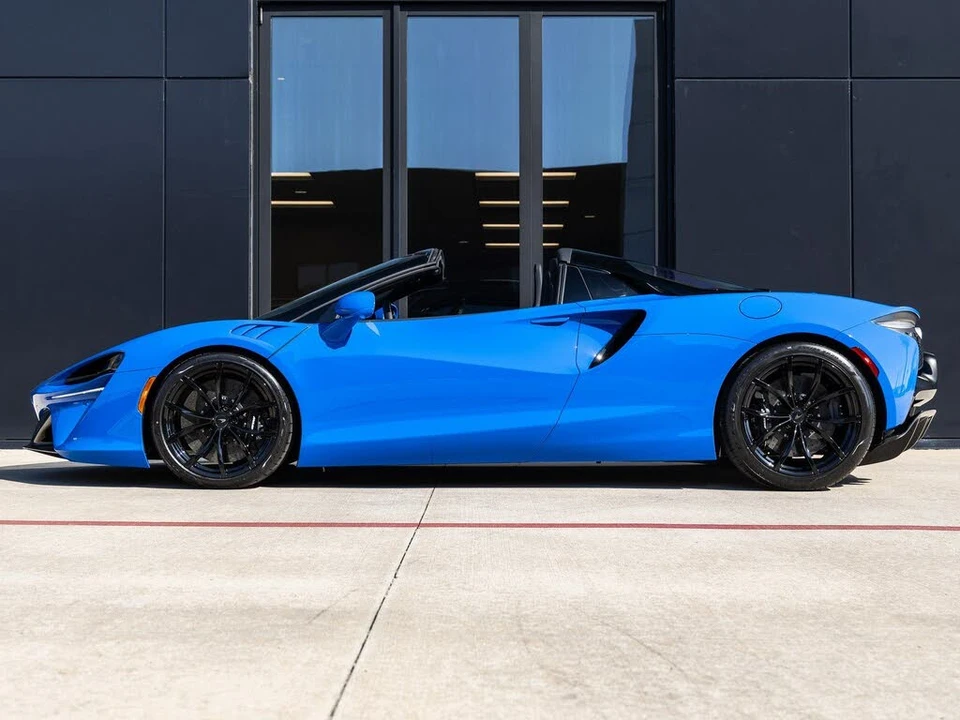 2026 McLaren Artura - Image 11 of 31