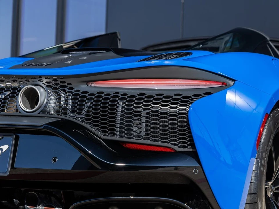 2026 McLaren Artura - Image 17 of 31