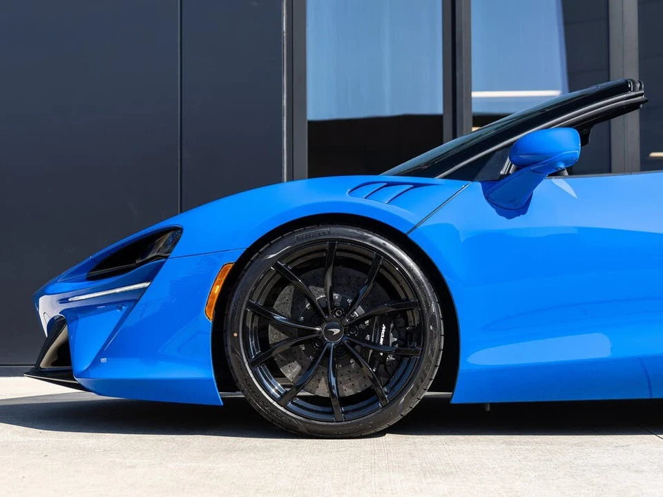 2026 McLaren Artura - Image 13 of 31