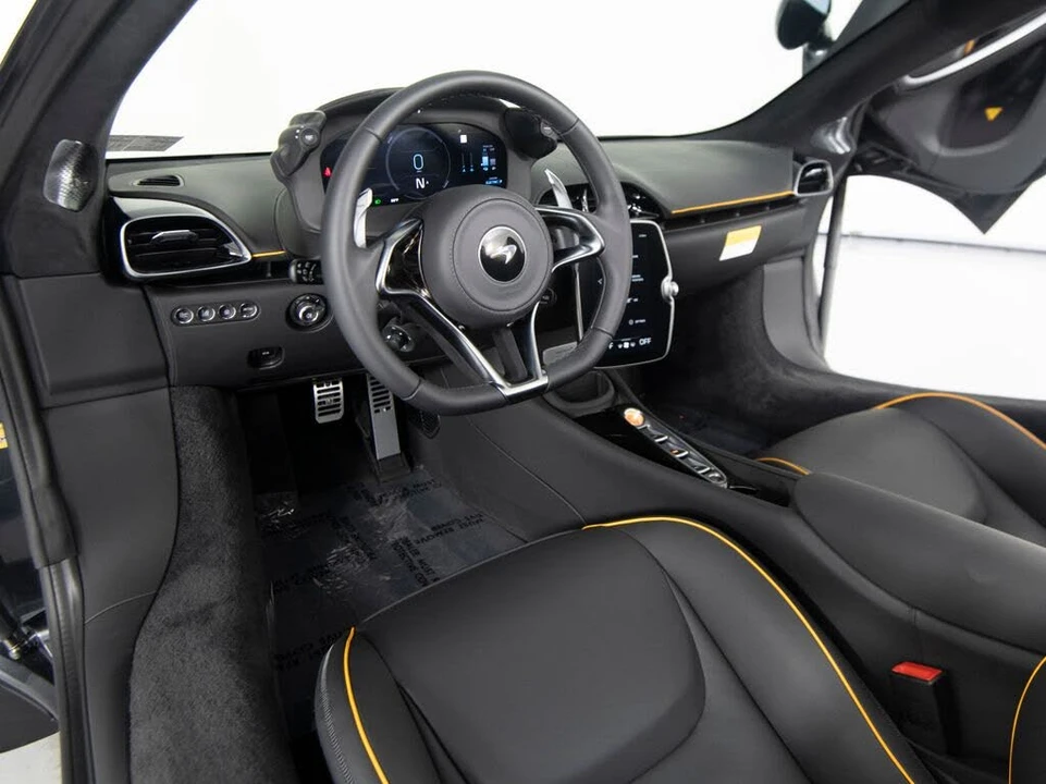2026 McLaren Artura - Image 16 of 31
