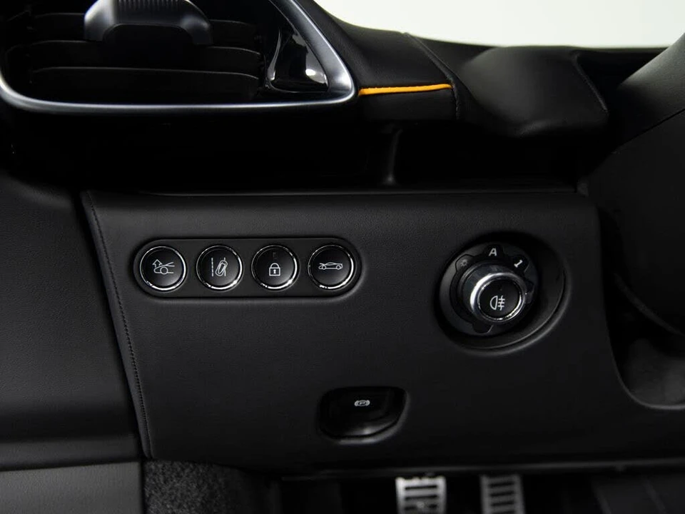 2026 McLaren Artura - Image 19 of 31