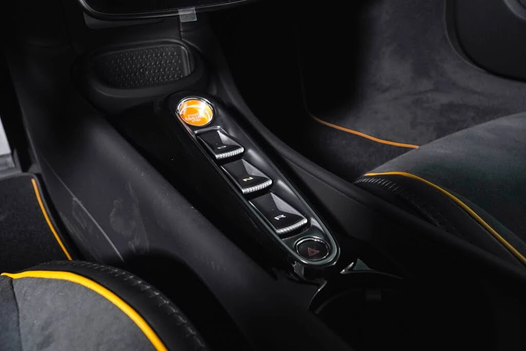 2026 McLaren Artura - Image 22 of 31