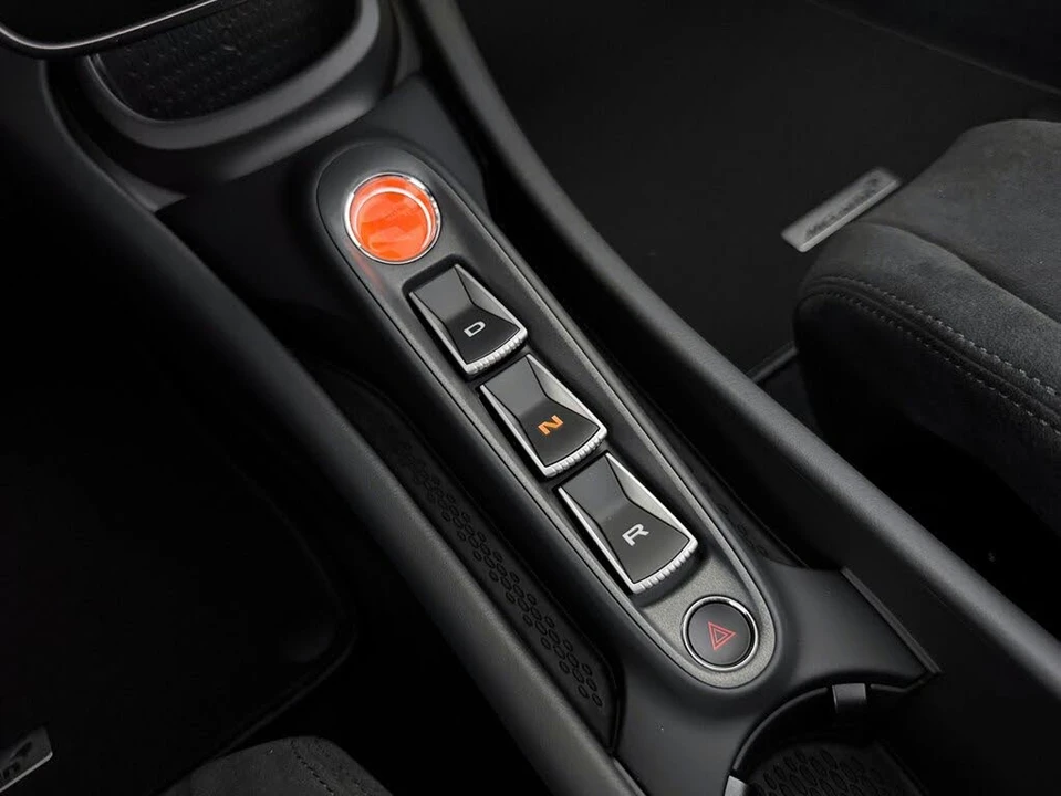 2026 McLaren Artura - Image 25 of 31