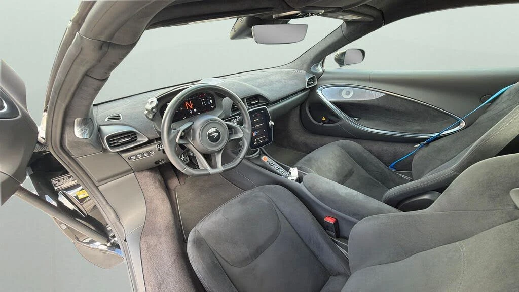 2026 McLaren Artura - Image 18 of 31