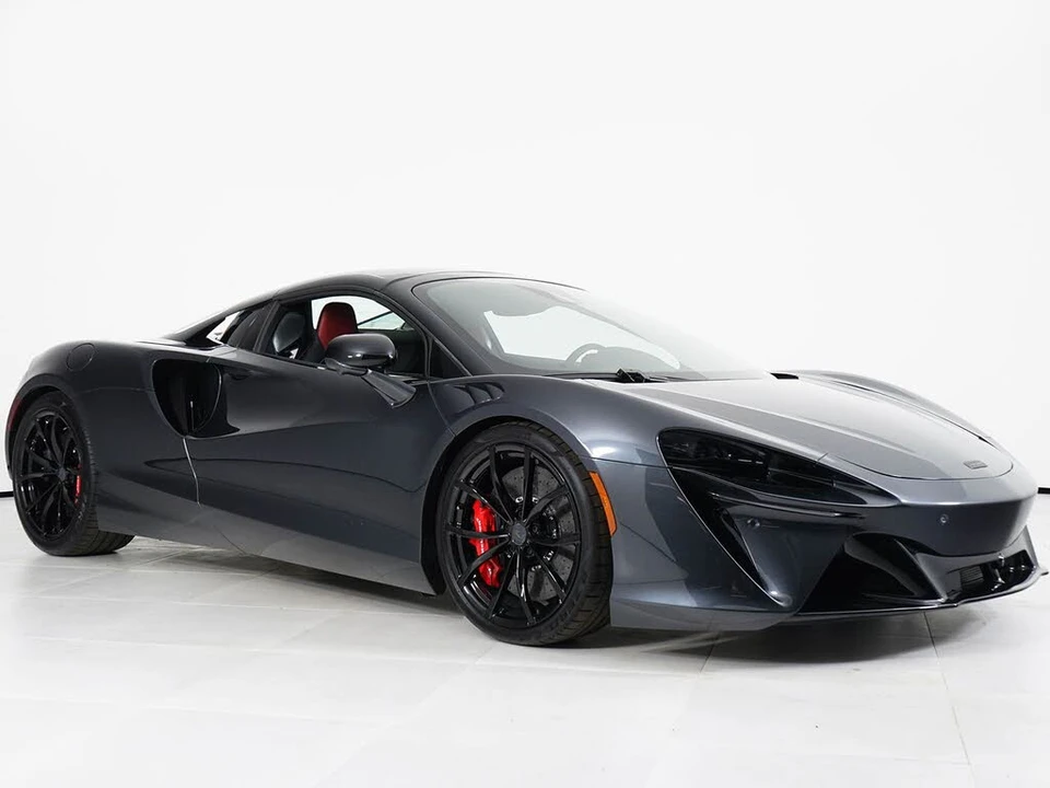 2026 McLaren Artura - Image 17 of 29