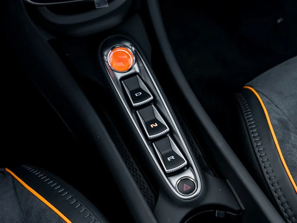 2026 McLaren Artura - Image 19 of 28