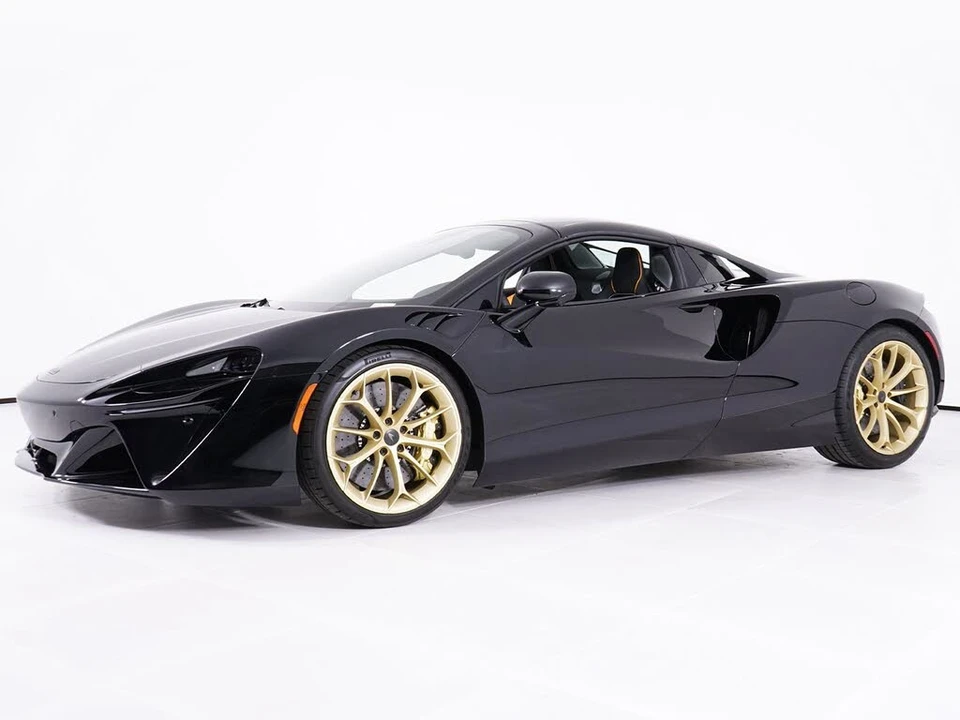 2026 McLaren Artura - Image 17 of 31
