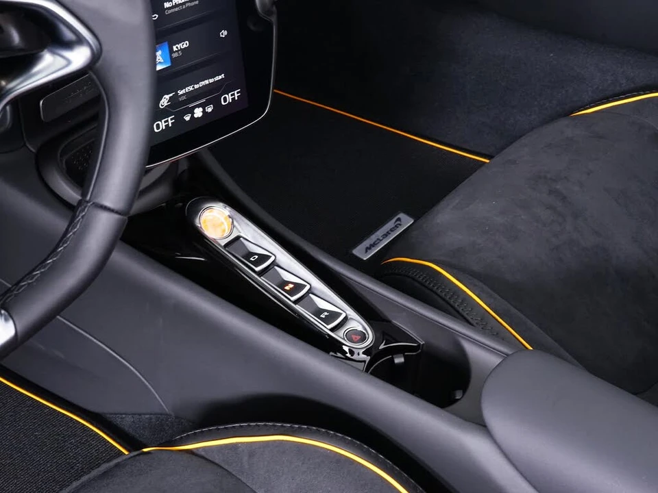 2026 McLaren Artura - Image 28 of 31