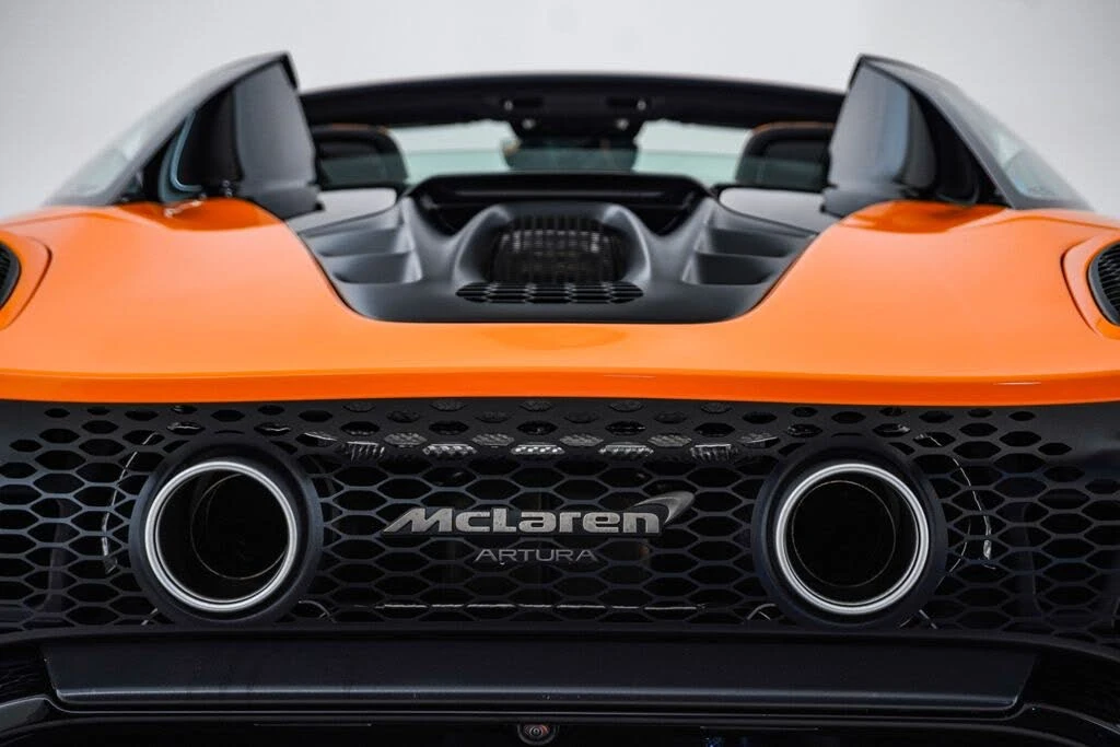 2026 McLaren Artura - Image 17 of 31