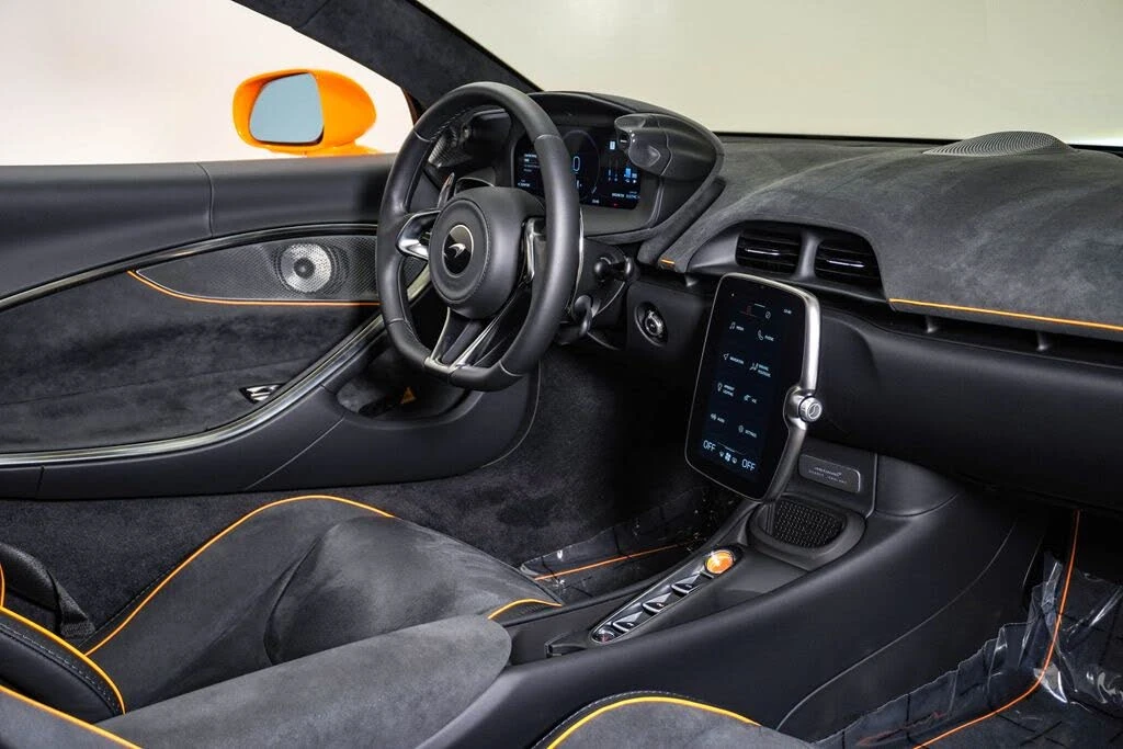 2026 McLaren Artura - Image 19 of 31